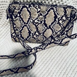 New Urban Outfitters Crossbody medium leather embossed, snakeskin zipper closure